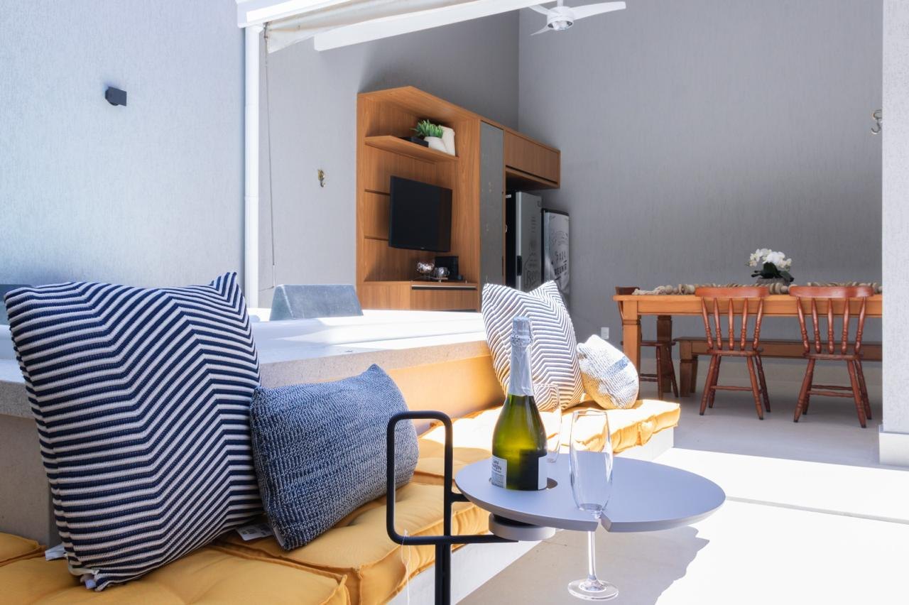 area-lazer-spa-almofadas-listradas-azul-amarelo - ambiente com estilo Área de lazer externa com spa, bancos e almofadas listradas em azul e amarelo.