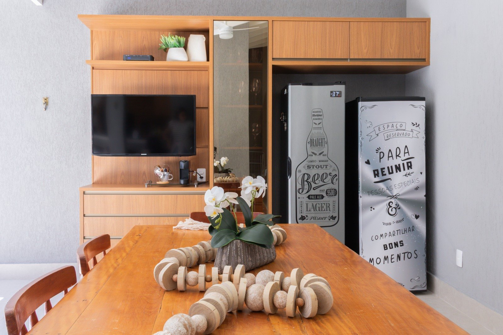 sala-jantar-painel-tv-marcenaria-madeira-adega - ambiente com estilo Sala de jantar com painel de TV em marcenaria de madeira, adega embutida e bancada de apoio.